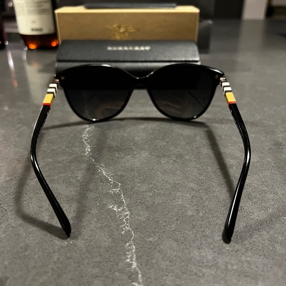BURBERRY SHADES - POLARIZED